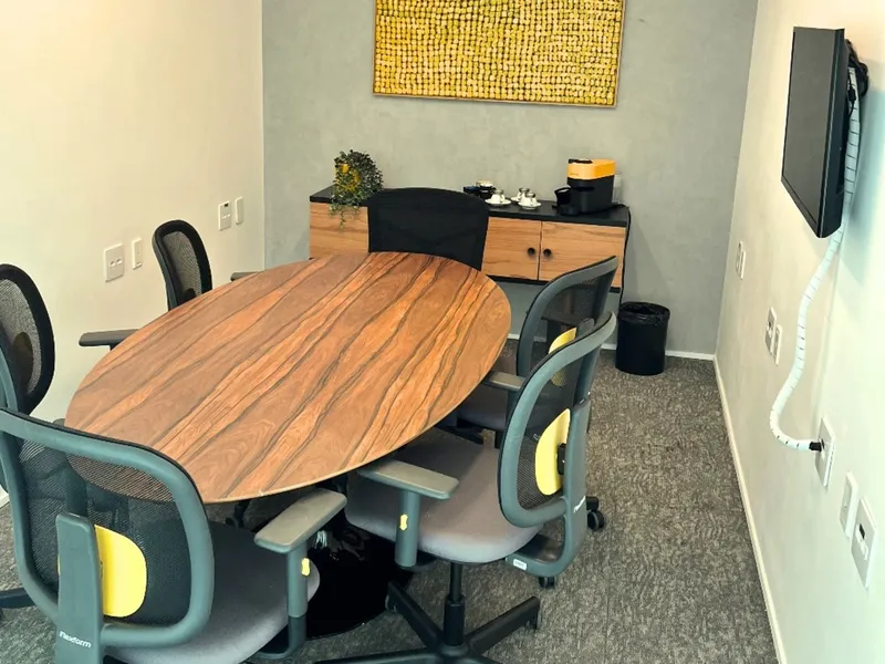 Sala de Reunião Cinza — Alphaville Industrial, Barueri/SP