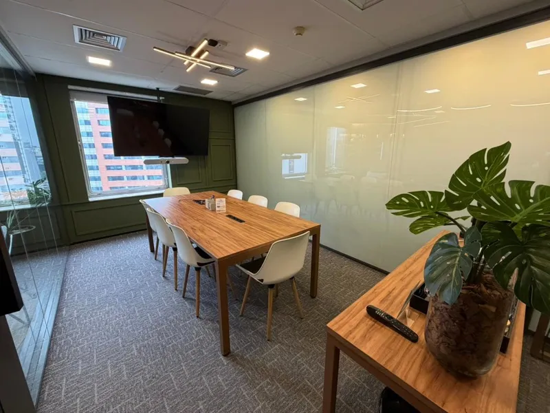 Sala de reunião verde escura — Pinheiros, São Paulo/SP