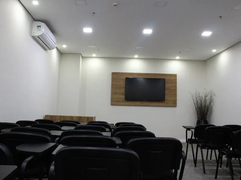 EV - Auditório com 43 cadeiras universitárias + Sala de espera com sofá + Cozinha + TV e microfone — Vila Andrade, São Paulo/SP